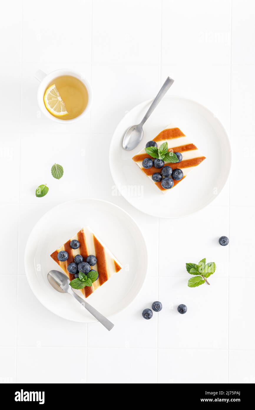 Käsekuchen mit frischer Heidelbeere, Frühstück, Blick von oben Stockfoto