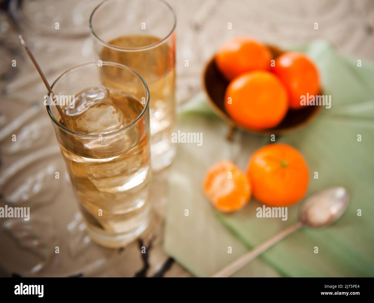 Zwei Gläser Eistee mit Clementinen Stockfoto