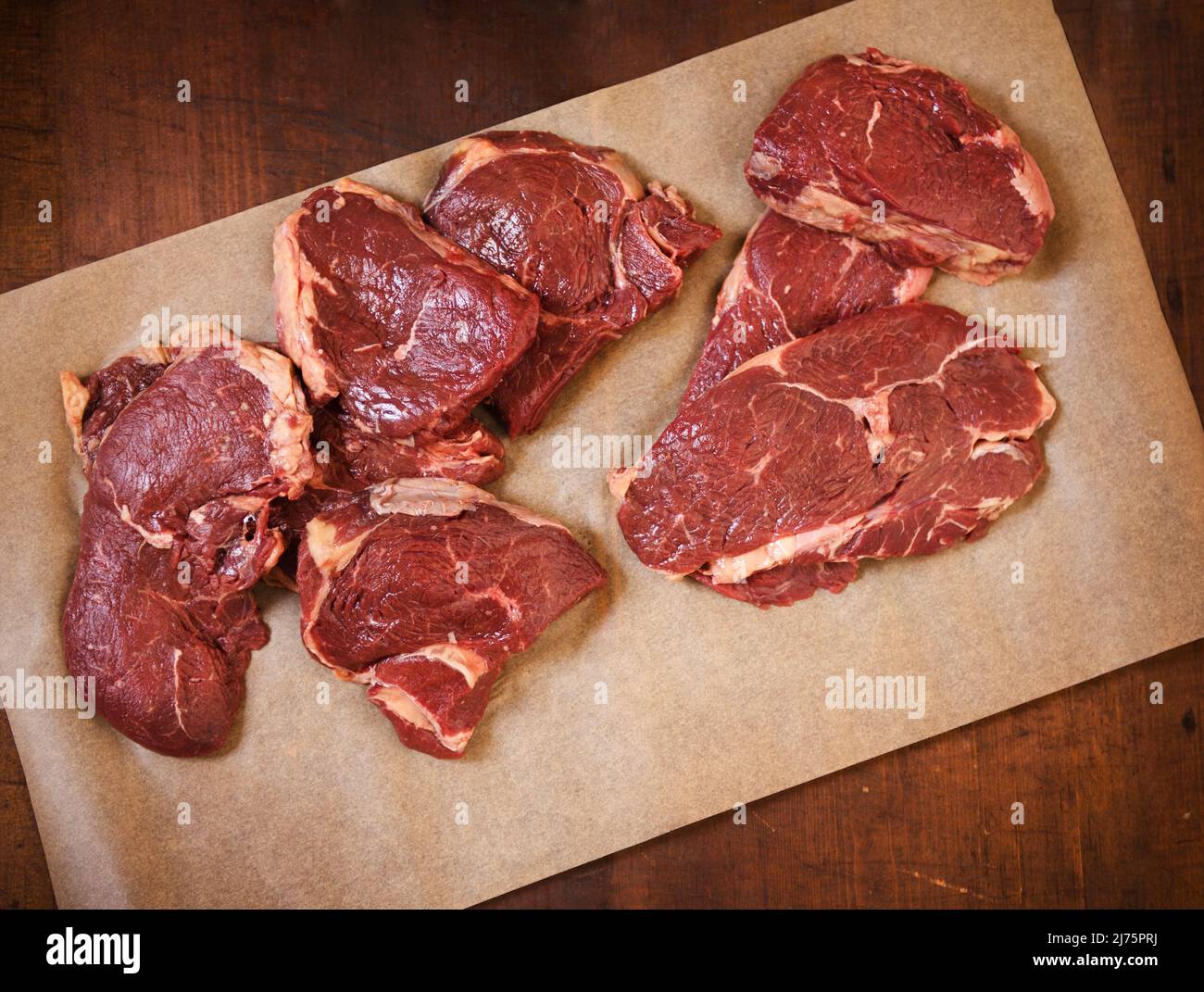 Grass Fed Sirloin Steaks auf Pergamentpapier Stockfoto