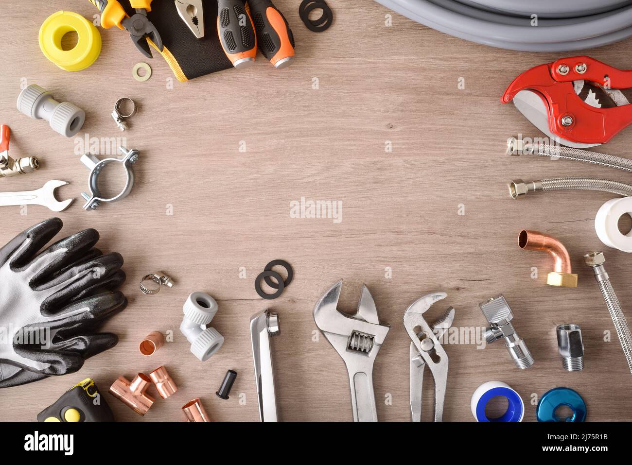 Sanitär Materialien und Werkzeuge auf Holz Werkbank Draufsicht Frame Hintergrund. Draufsicht. Horizontale Zusammensetzung. Stockfoto