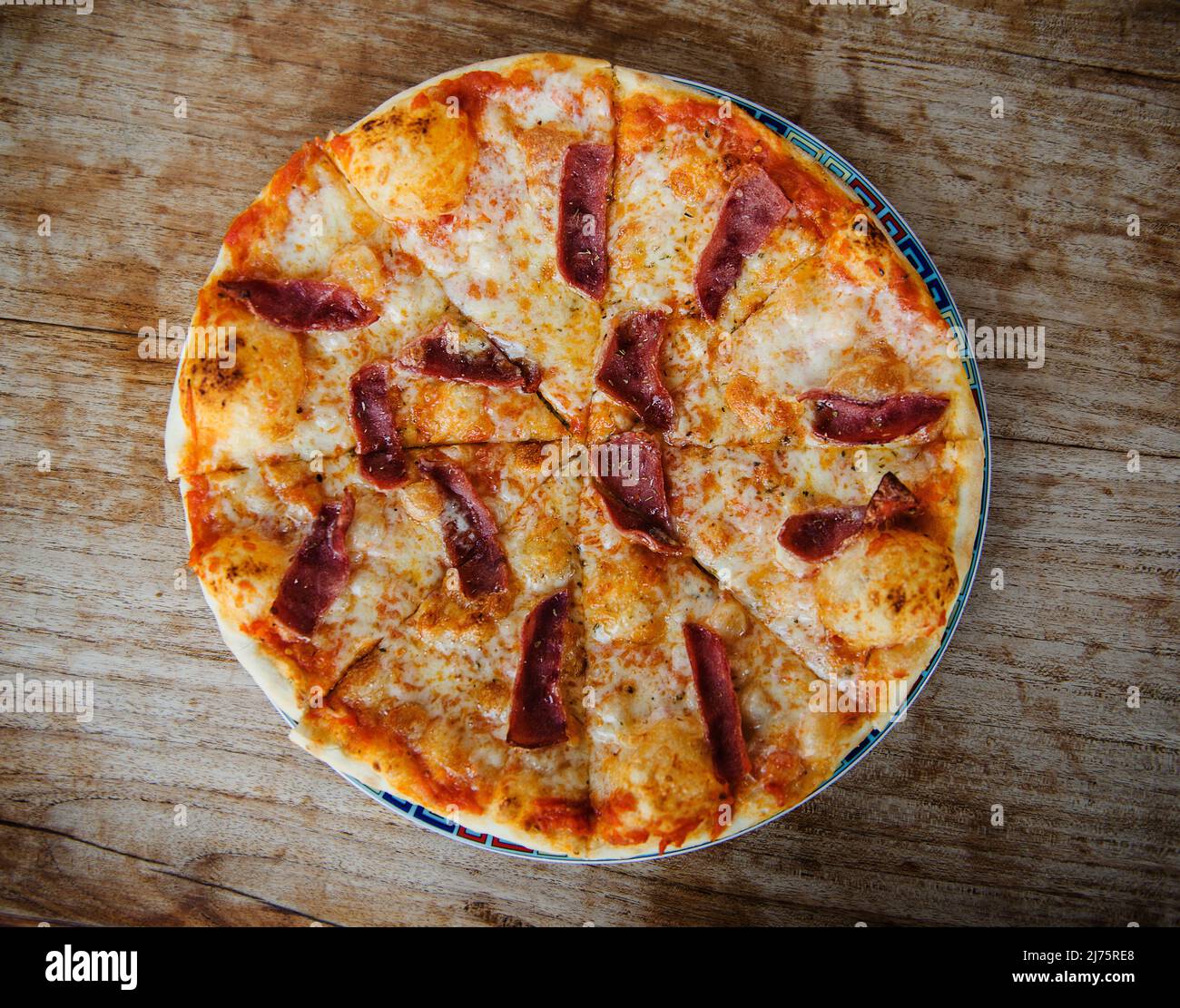 Ganze Pepperoni Pizza auf Weiß Stockfoto