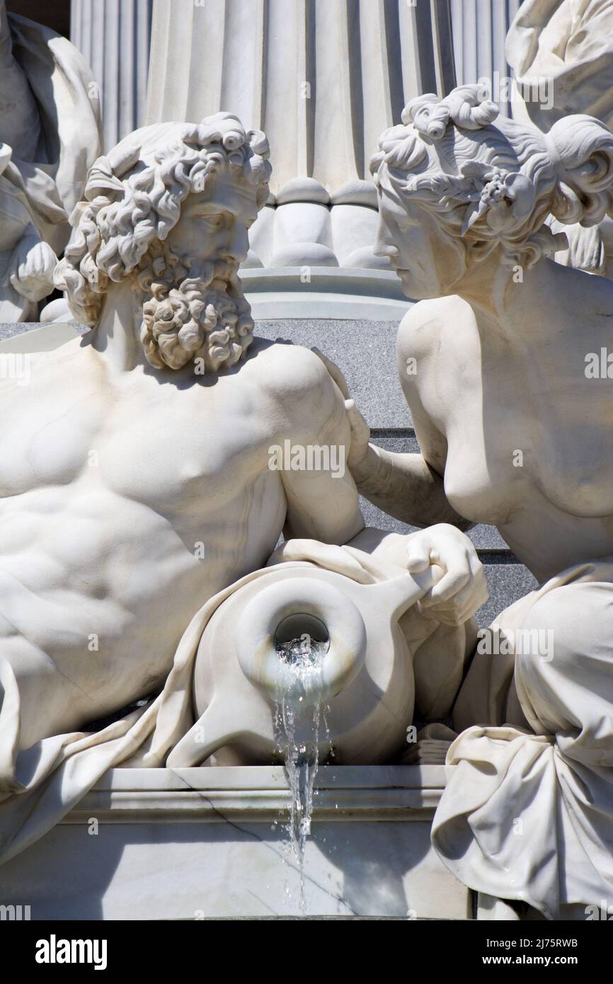 Wien - die allegorischen Flussstatuen des Athene-Brunnens vor dem Parlament. Stockfoto