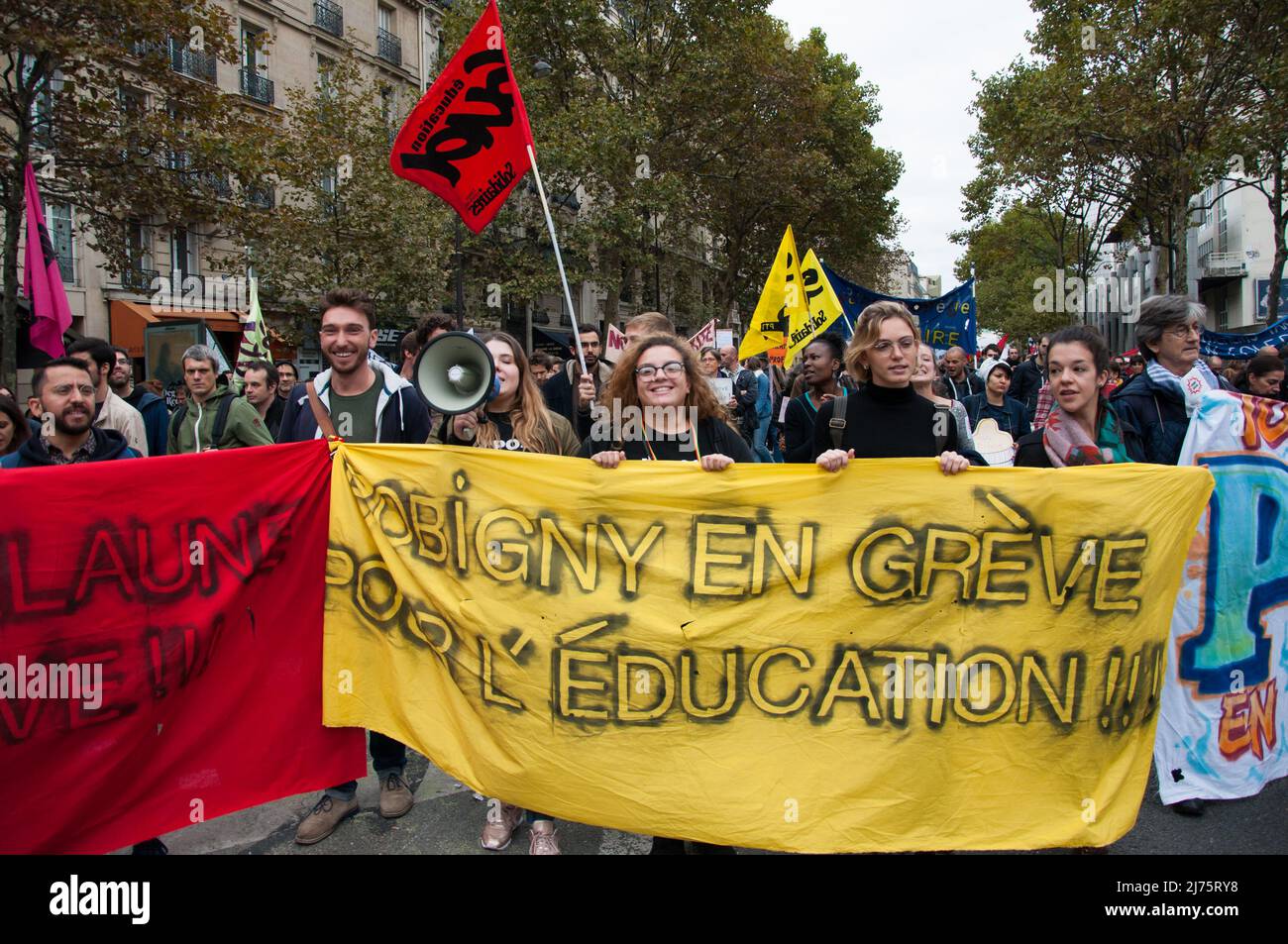 PARIS, FRANKREICH - 10. OKTOBER 2017 : Demonstration der Beamten gegen das französische Arbeitsrecht, unterstützt von Präsident Emmanule Macron. Stockfoto PARIS, FRANKREICH - 10. OKTOBER 2017 : Demonstration der Beamten gegen das französische Arbeitsrecht, unterstützt von Präsident Emmanule Macron. Stockfoto