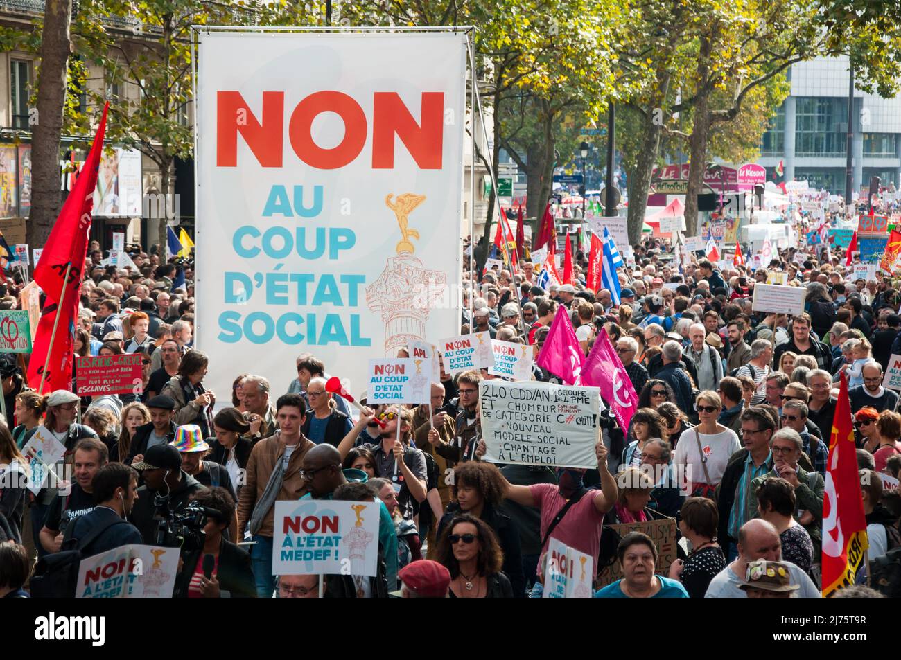 PARIS, FRANKREICH - 23. SEPTEMBER 2017 : Demonstration der linksextremen Partei 'Les Insoumis' gegen die von Präsident Macron unterstützten Arbeitsgesetze Stockfoto PARIS, FRANKREICH - 23. SEPTEMBER 2017 : Demonstration der linksextremen Partei 'Les Insoumis' gegen die von Präsident Macron unterstützten Arbeitsgesetze Stockfoto