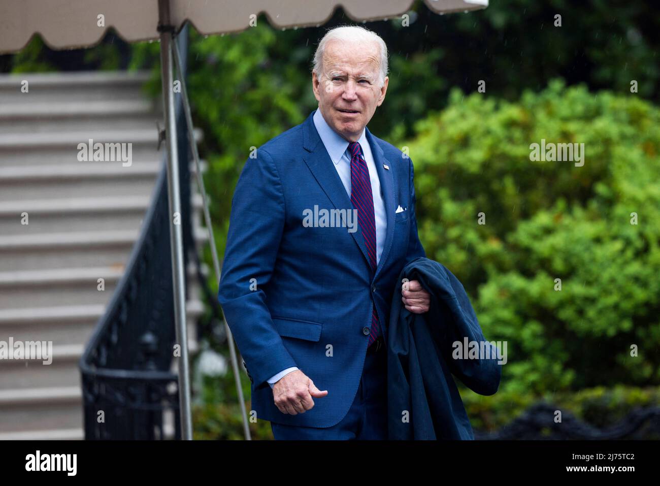 US-Präsident Joe Biden verlässt das Weiße Haus im Regen zu einem Treffen in Ohio mit führenden Fertigungsunternehmen in Washington, DC, USA, am 06. Mai 2022. Stockfoto