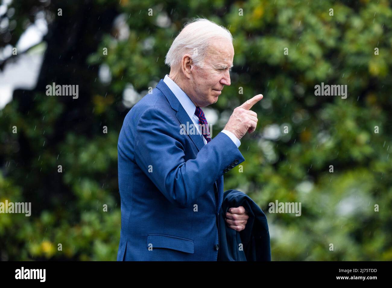 US-Präsident Joe Biden verlässt das Weiße Haus im Regen zu einem Treffen in Ohio mit führenden Fertigungsunternehmen in Washington, DC, USA, am 06. Mai 2022. Stockfoto