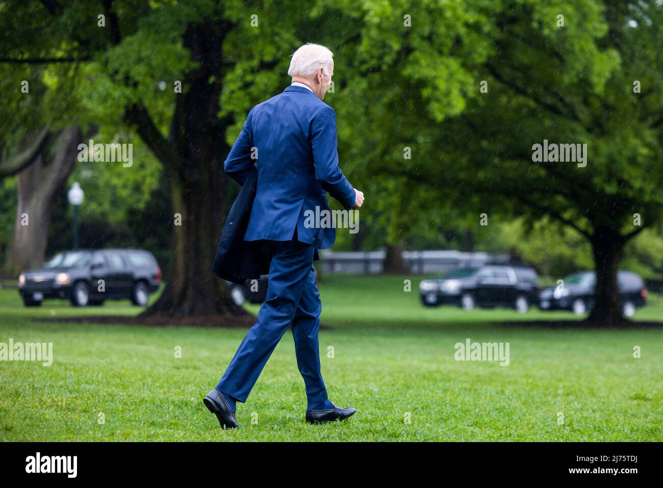 US-Präsident Joe Biden verlässt das Weiße Haus im Regen zu einem Treffen in Ohio mit führenden Fertigungsunternehmen in Washington, DC, USA, am 06. Mai 2022. Stockfoto