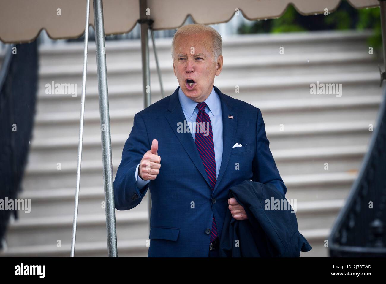 US-Präsident Joe Biden verlässt das Weiße Haus im Regen zu einem Treffen in Ohio mit führenden Fertigungsunternehmen in Washington, DC, USA, am 06. Mai 2022. Stockfoto