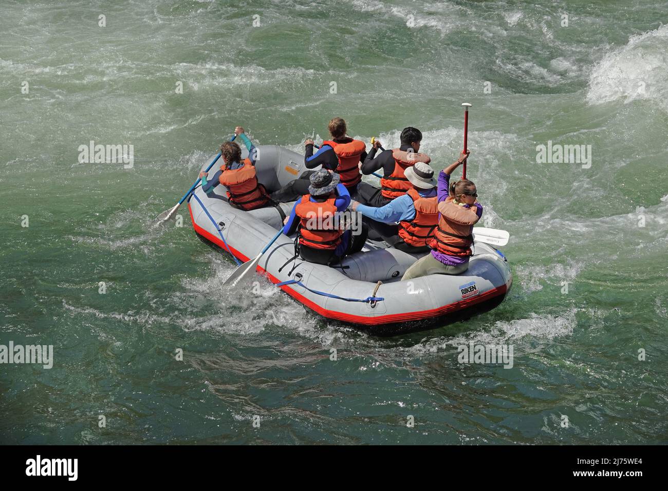 Ein kommerzielles Tretboot, das Wildwasser bei den Oak Springs Rapids auf dem Deschutes River in Oregon schießt. Stockfoto