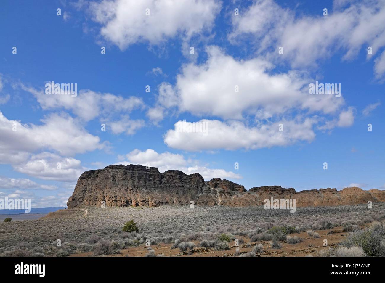 Blick auf Fort Rock und den Fort Rock State Park, eine massive Vulkankrdera in den Ebenen von Zentral-Oregon und einst eine Insel in einem riesigen Binnenmeer. Stockfoto