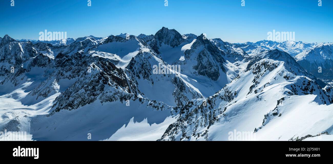 Panorama Winter verschneite Berglandschaft an einem hellen sonnigen Tag. Im Zentrum Wilde Leck. Stubaier Alpen, Tirol, Österreich, Europa Stockfoto