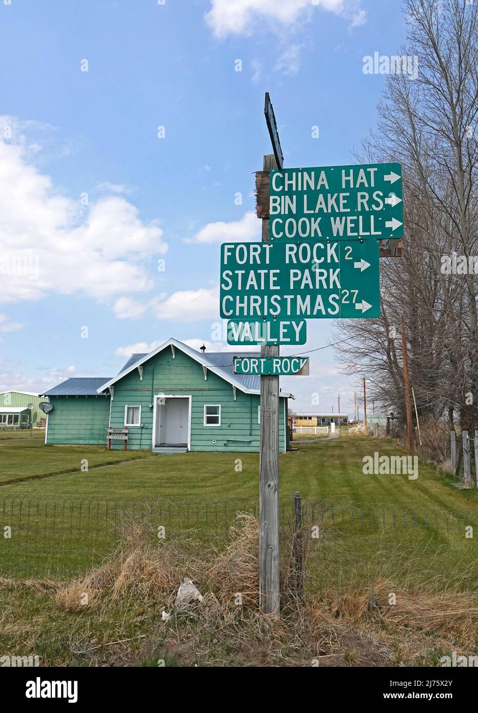 Ein Straßenschild in dem kleinen Dorf Fort Rock, Oregon, weist auf verschiedene lokale Sehenswürdigkeiten hin. Stockfoto