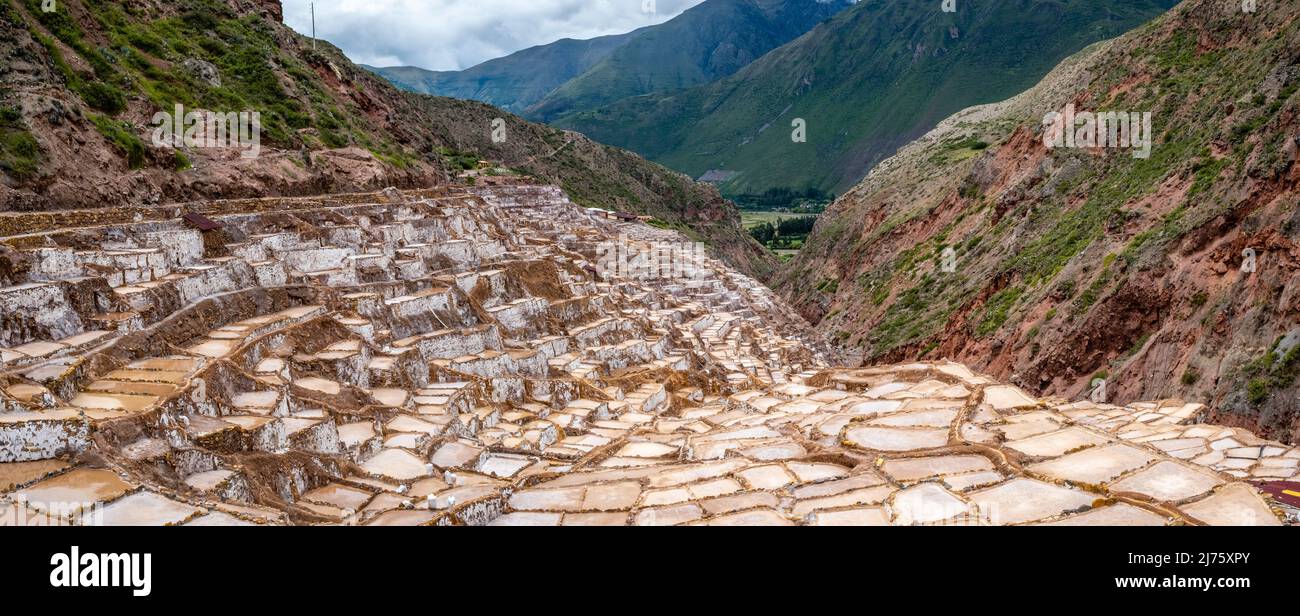 Ein Panoramabild der Salineras De Maras (Maras-Salzpfannen) Cusco-Region, Peru. Stockfoto