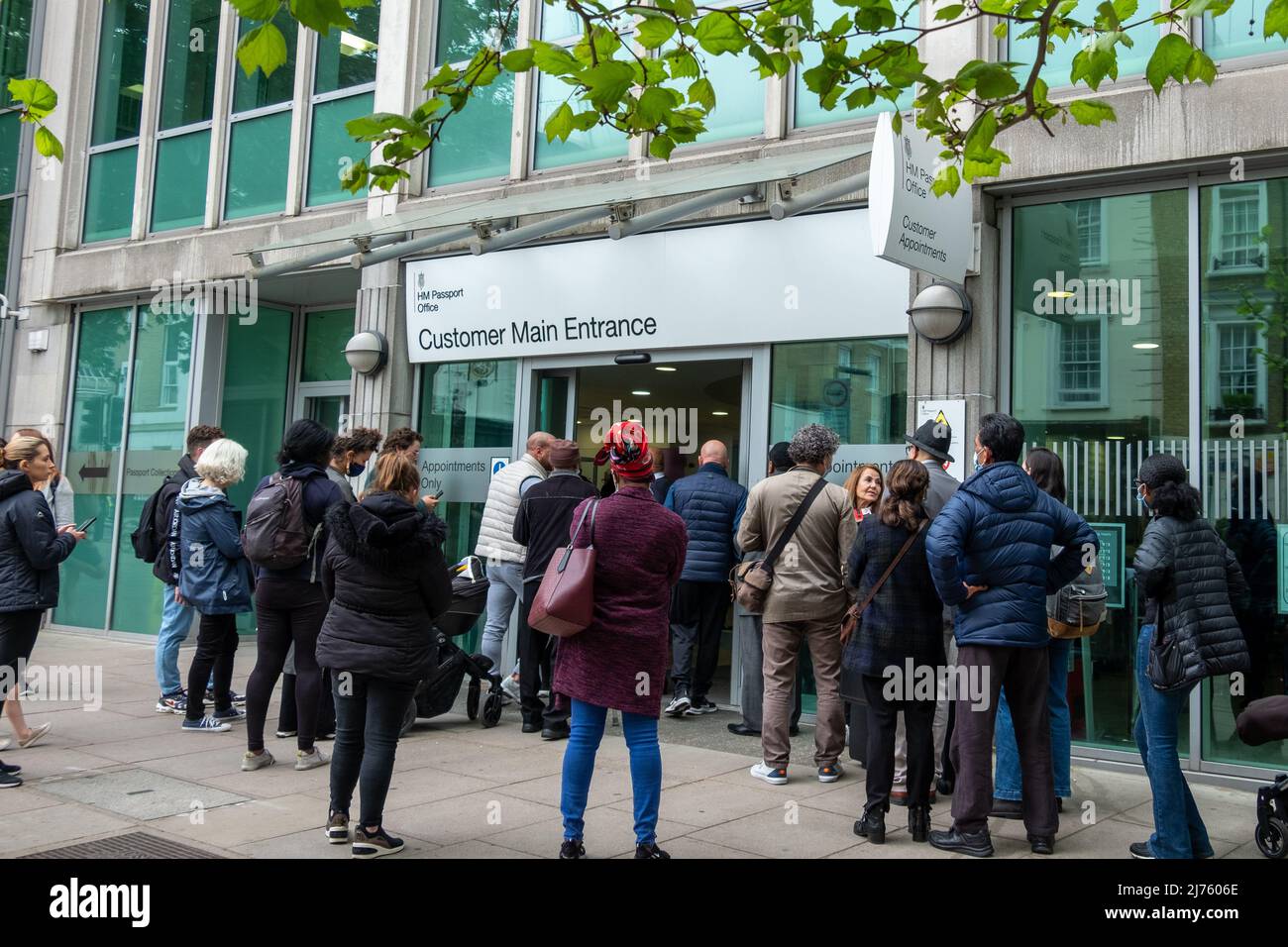 London, Victoria - 2022. Mai: Menschen, die wegen Verzögerungen und hoher Bearbeitungszeiten beim Passbüro Ihrer Majestät Schlange stehen Stockfoto
