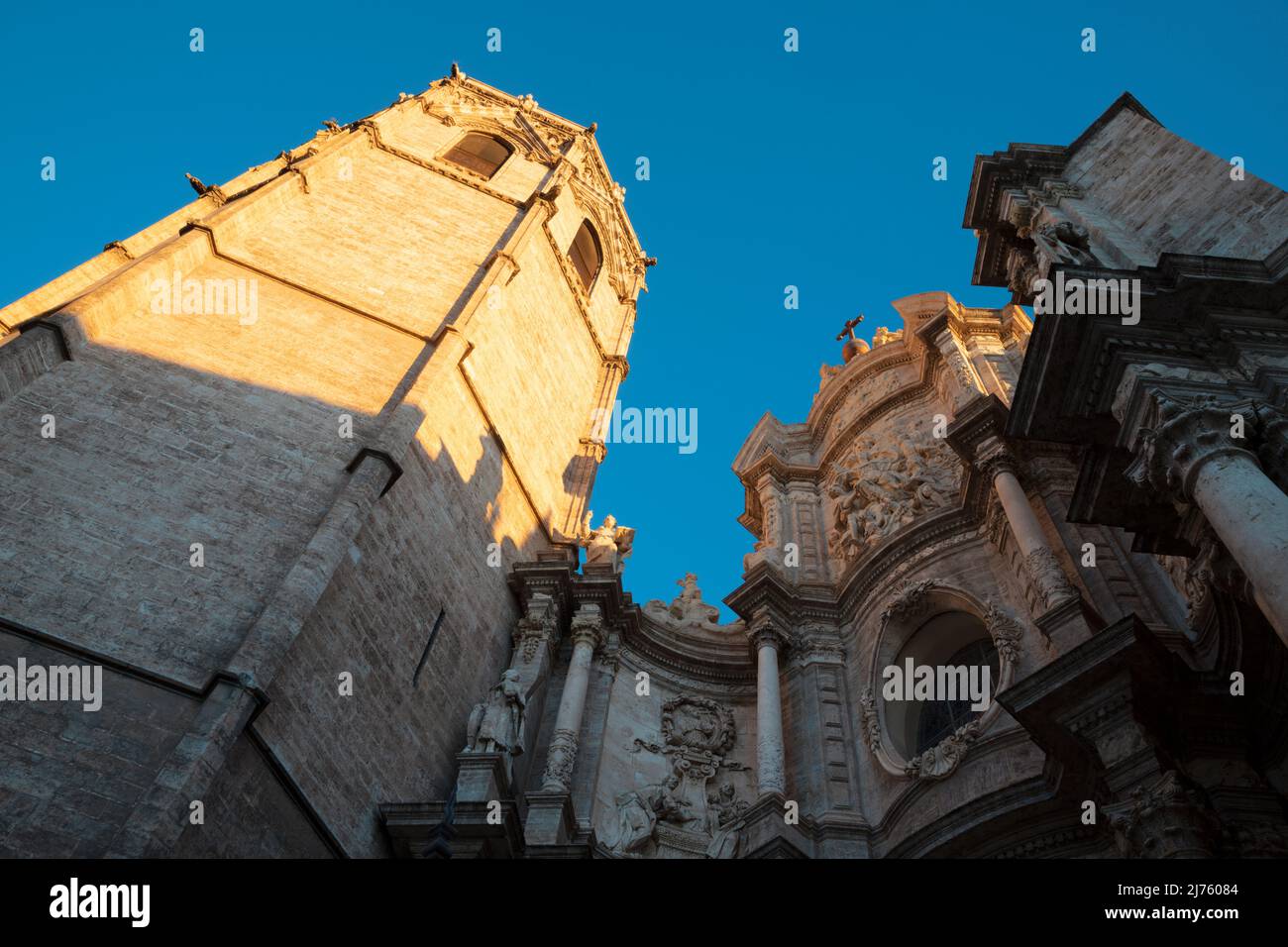 Valencia - das barocke Portal der Kathedrale - Basilika der Himmelfahrt unserer Lieben Frau von Valencia entworfen vom Architekten Antoni Gilabert Fornes Stockfoto