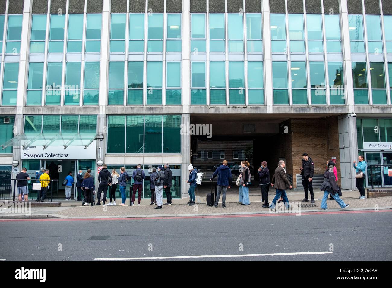 London, Victoria - 2022. Mai: Menschen, die wegen Verzögerungen und hoher Bearbeitungszeiten beim Passbüro Ihrer Majestät Schlange stehen Stockfoto