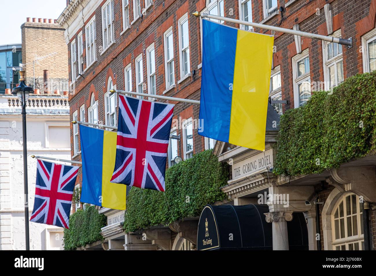 London - Mai 2022: Ukrainische und britische Flaggen fliegen vor dem Goring Hotel in Belgravia / Victoria SW1 Stockfoto