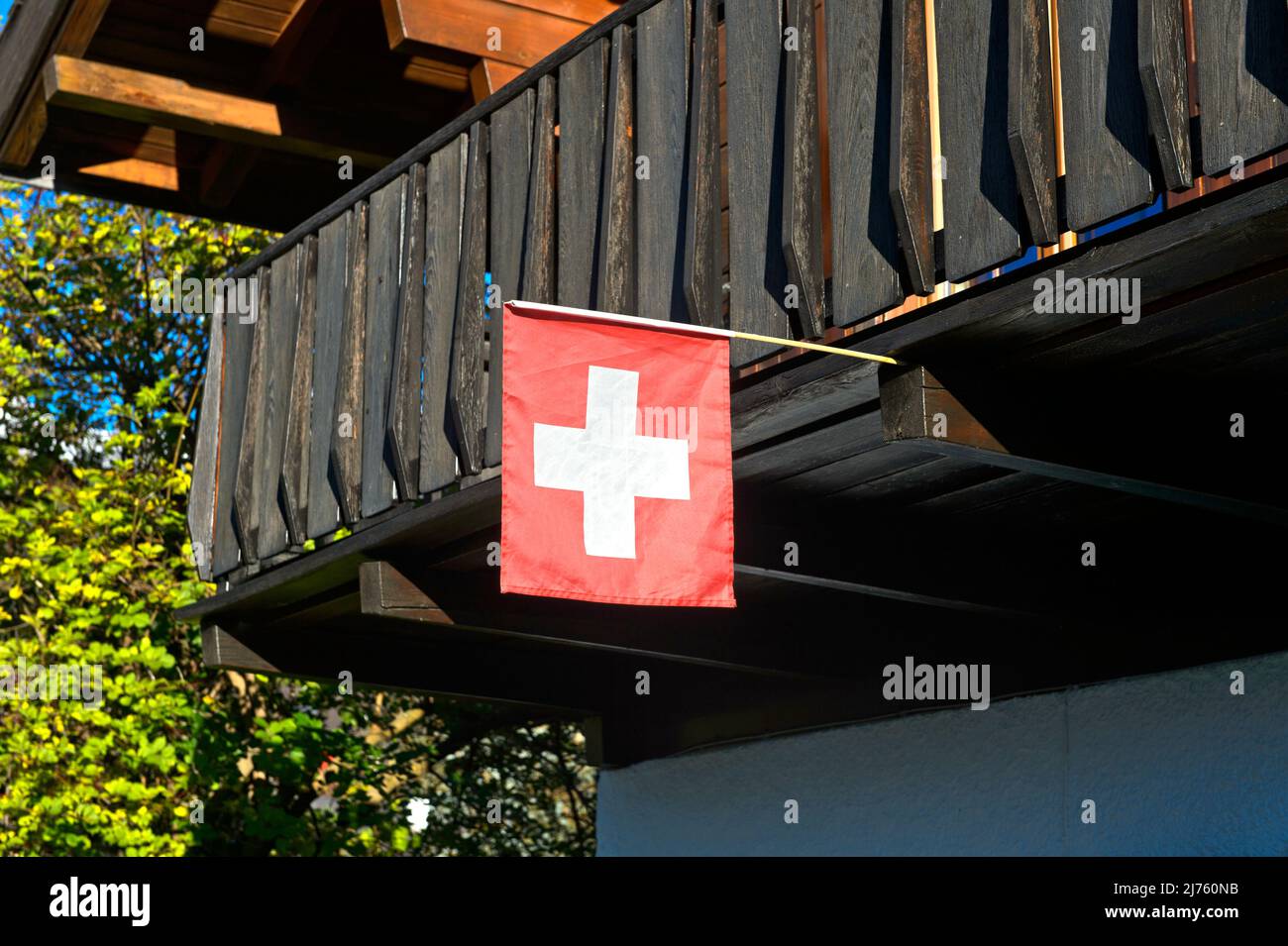 Schweizer Flagge auf einem Chalet, Wallis, Schweiz Stockfoto