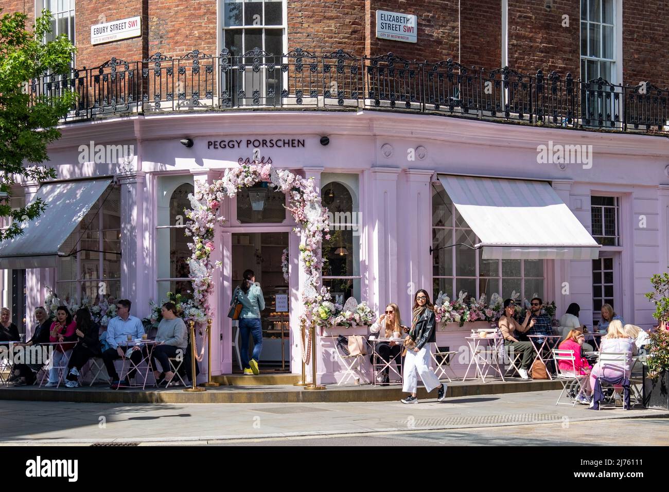 LONDON - 2022. Mai: Peggy Porschen Bäckerei in der Ebury Street in Belgravia. Eine berühmte Boutique-Bäckerei, die ausgefallene Kuchen, Tee und Champagner verkauft Stockfoto