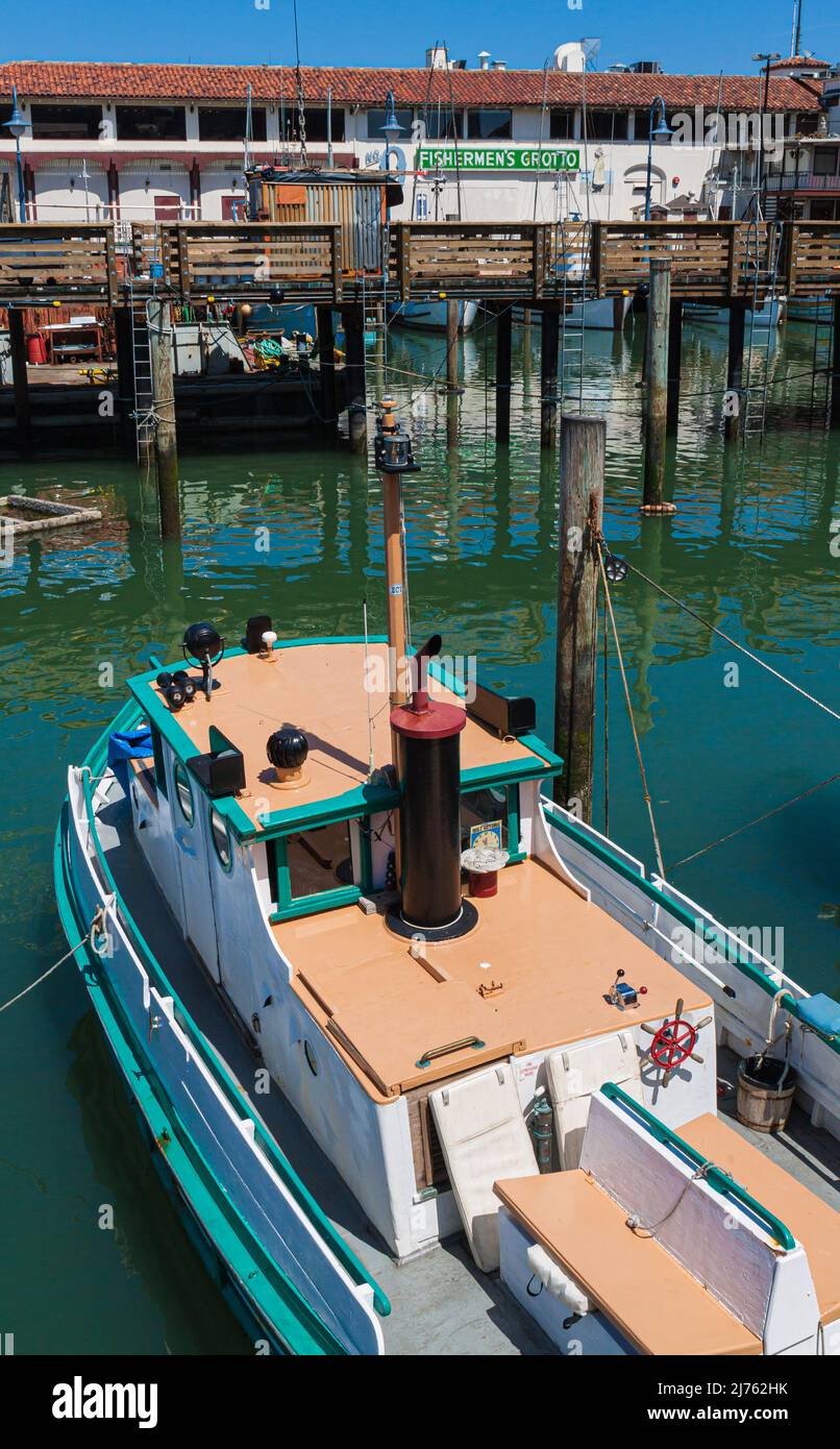 Fischerboote dockten an der Marina in Fisherman's Wharf, San Francisco, Kalifornien, USA Stockfoto