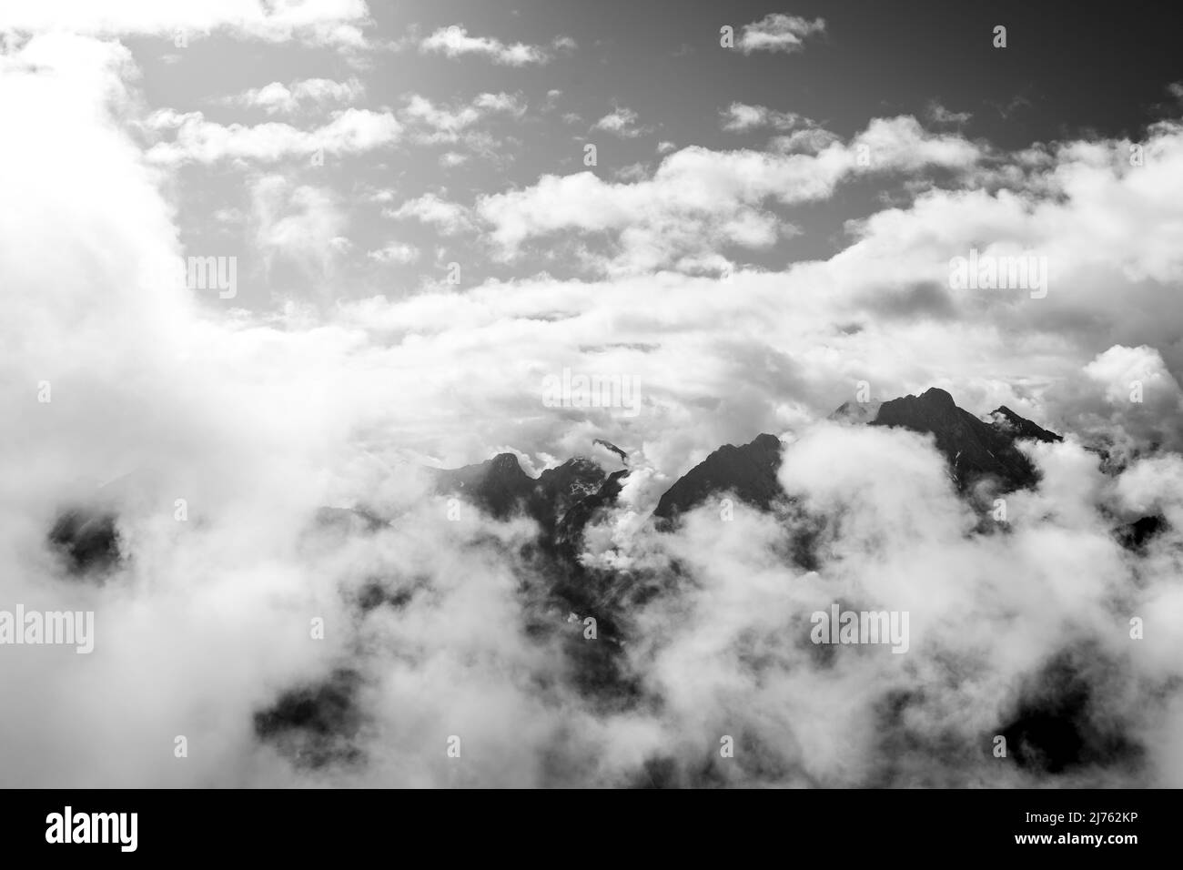 Die Falkengruppe im Karwendel, bei Hinterriss in den Tiroler Alpen, Österreich. Dichte Wolken umrahmen die fast 2400 m hohen Gipfel des Steinfalks, Rißer Falk und kleiner Falk. Stockfoto