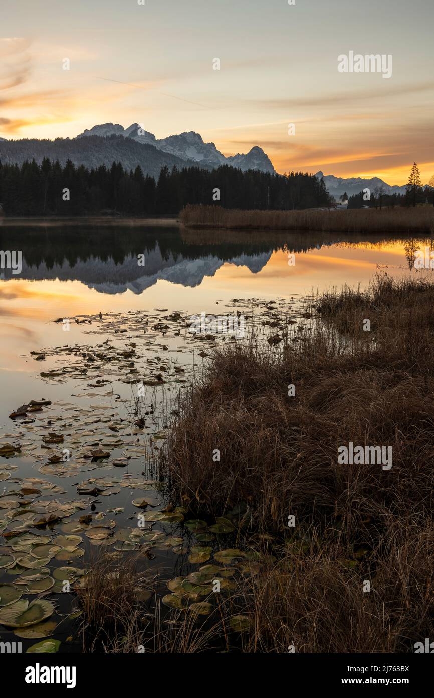 Sonnenuntergang am Ufer des Geroldsee mit roten Farben, Zugspitze im Hintergrund Stockfoto