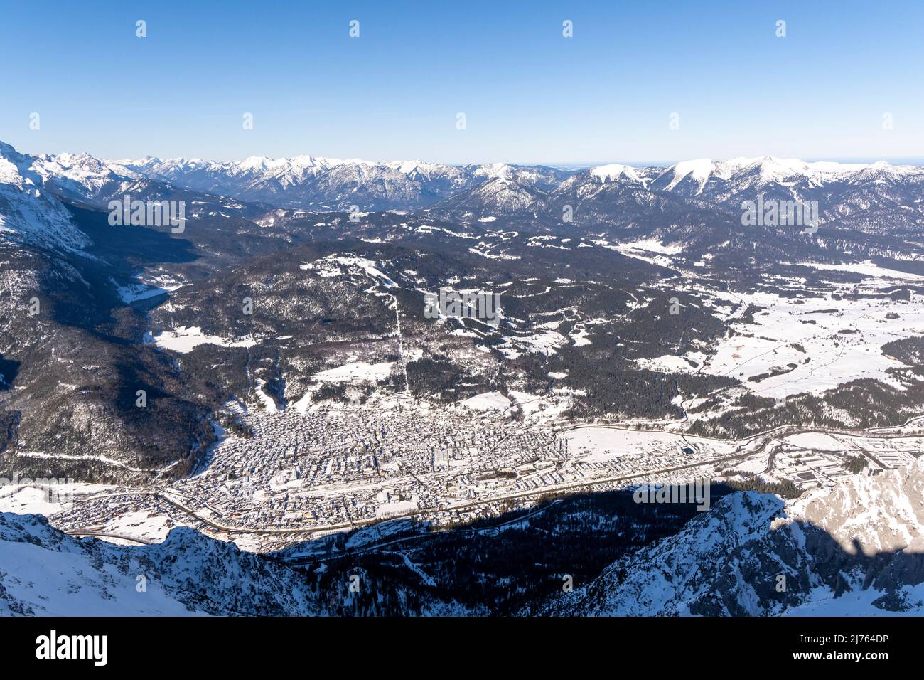 Die Marktgemeinde Mittenwald im Winter in Schnee und Eis vom Karwendel, an der Bergstation der Karwendelbahn. Stockfoto