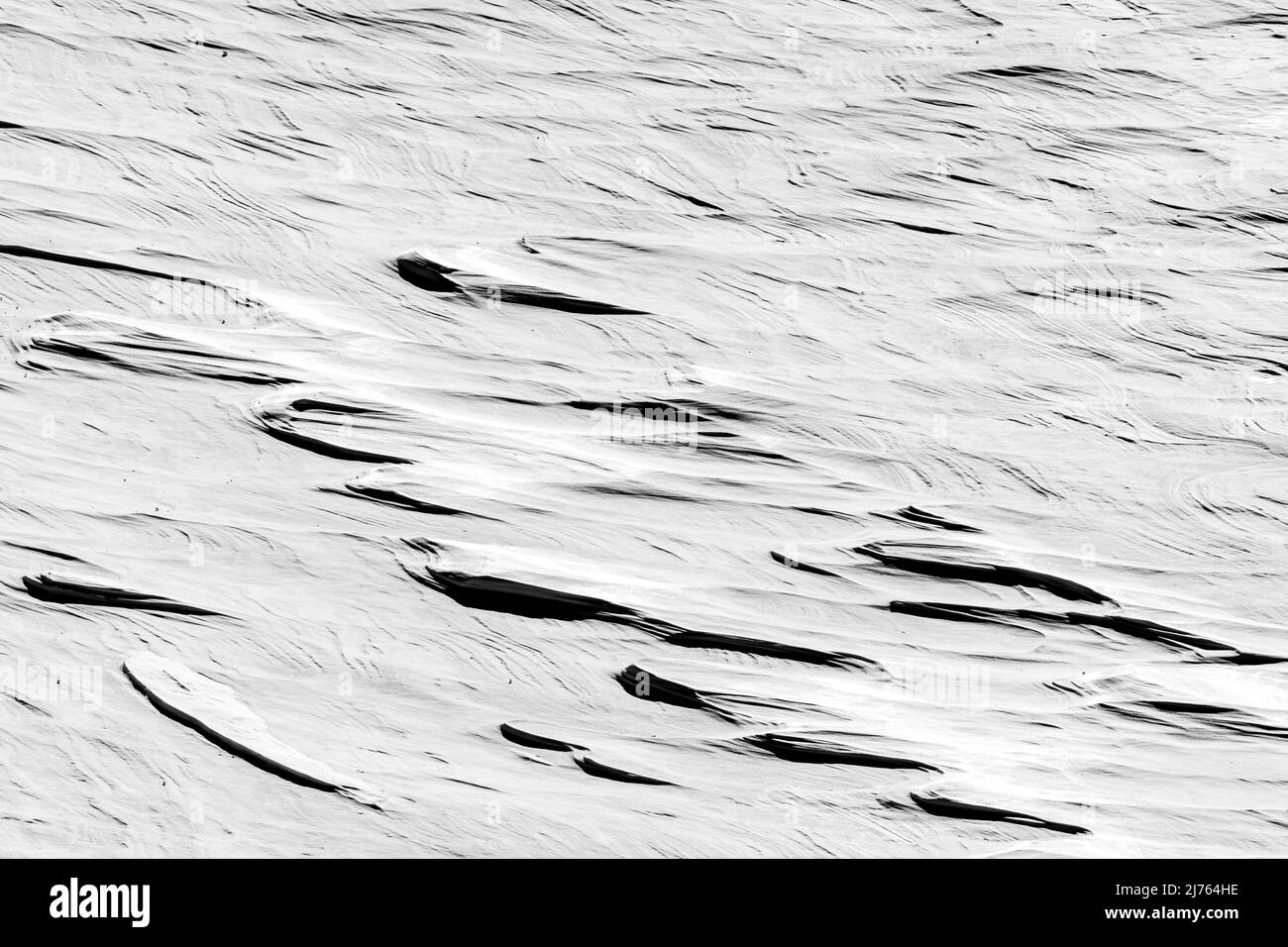 Formen und Strukturen im harten Licht und Schatten am Berghang in Karwendel, im Winter Stockfoto