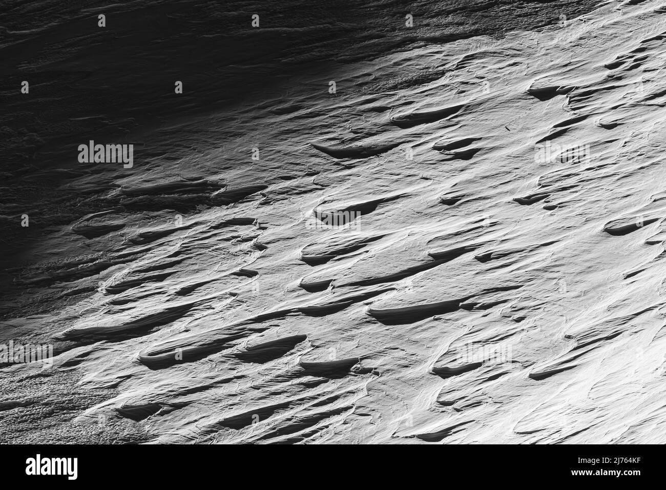 Formen und Strukturen im harten Licht und Schatten am Berghang in Karwendel, im Winter Stockfoto
