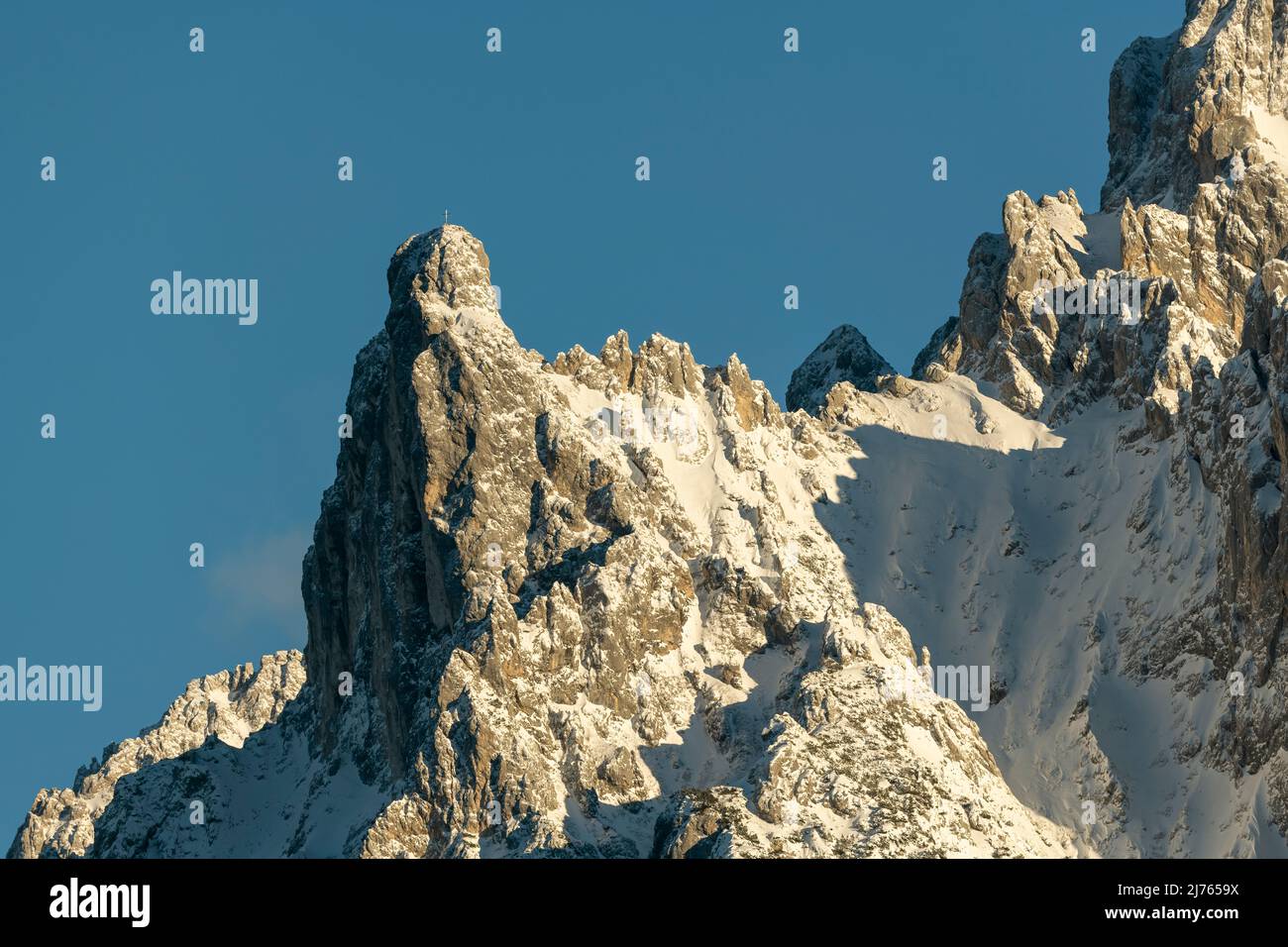 Die Viererspitze (2054 m ü.d.M.) oberhalb von Mittenwald, unterhalb der westlichen Karwendelspitze, im Winter als Teil des nördlichen Karwendel-Gebirges bei Schnee und Eis, vor blauem Himmel. Stockfoto