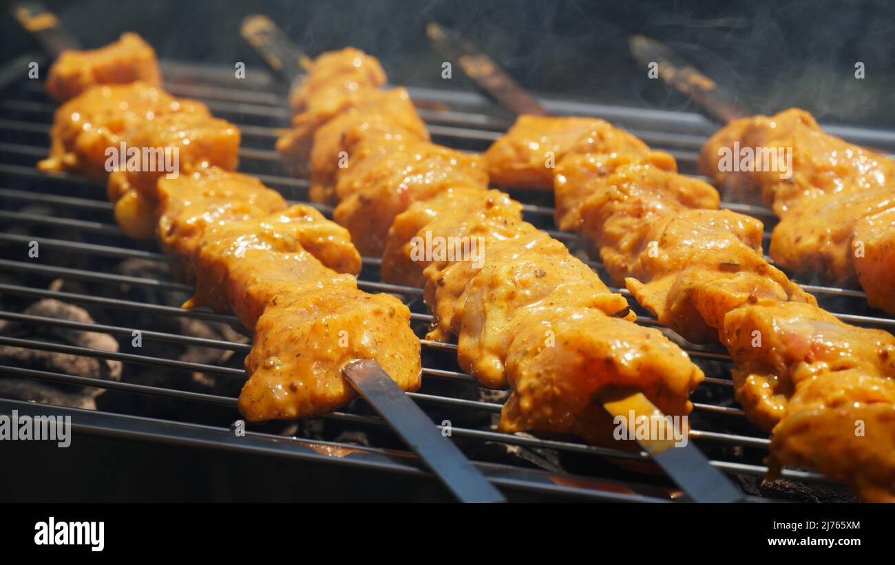 Shashlik – traditionelle georgische Grillspezialitäten. Nahaufnahme von ...