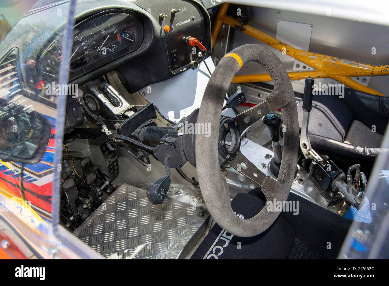 Rallye-Rennwagen, 2022 Rampa da Falperra in Braga, Portugal. Innenraum eines Rallye-Autos bmw E36 Serie. Stockfoto