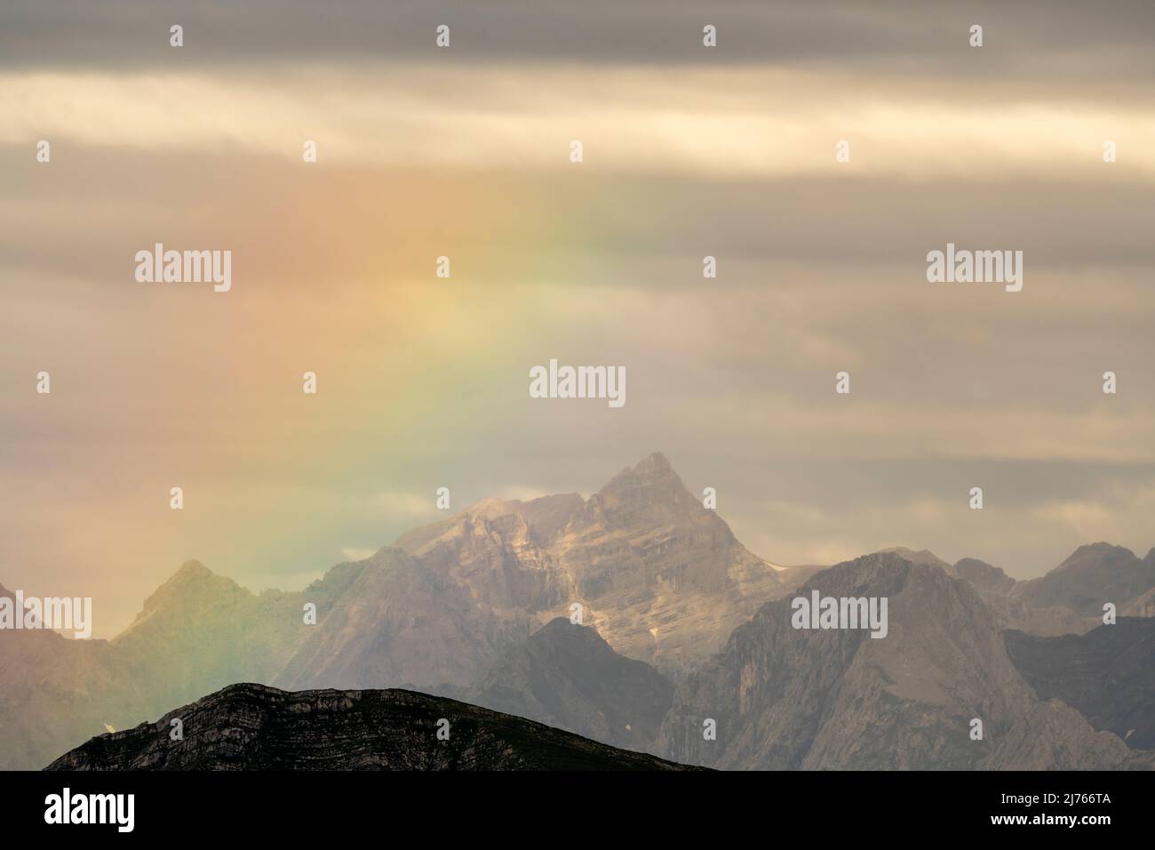 Regenbogen vor der Birkkarspitze im karwendel, vom Guffert im Rofan aus gesehen. Der geschnittene Berg ist der sogenannte nutzlose - wie es auch auf diesem Bild beweist. Stockfoto