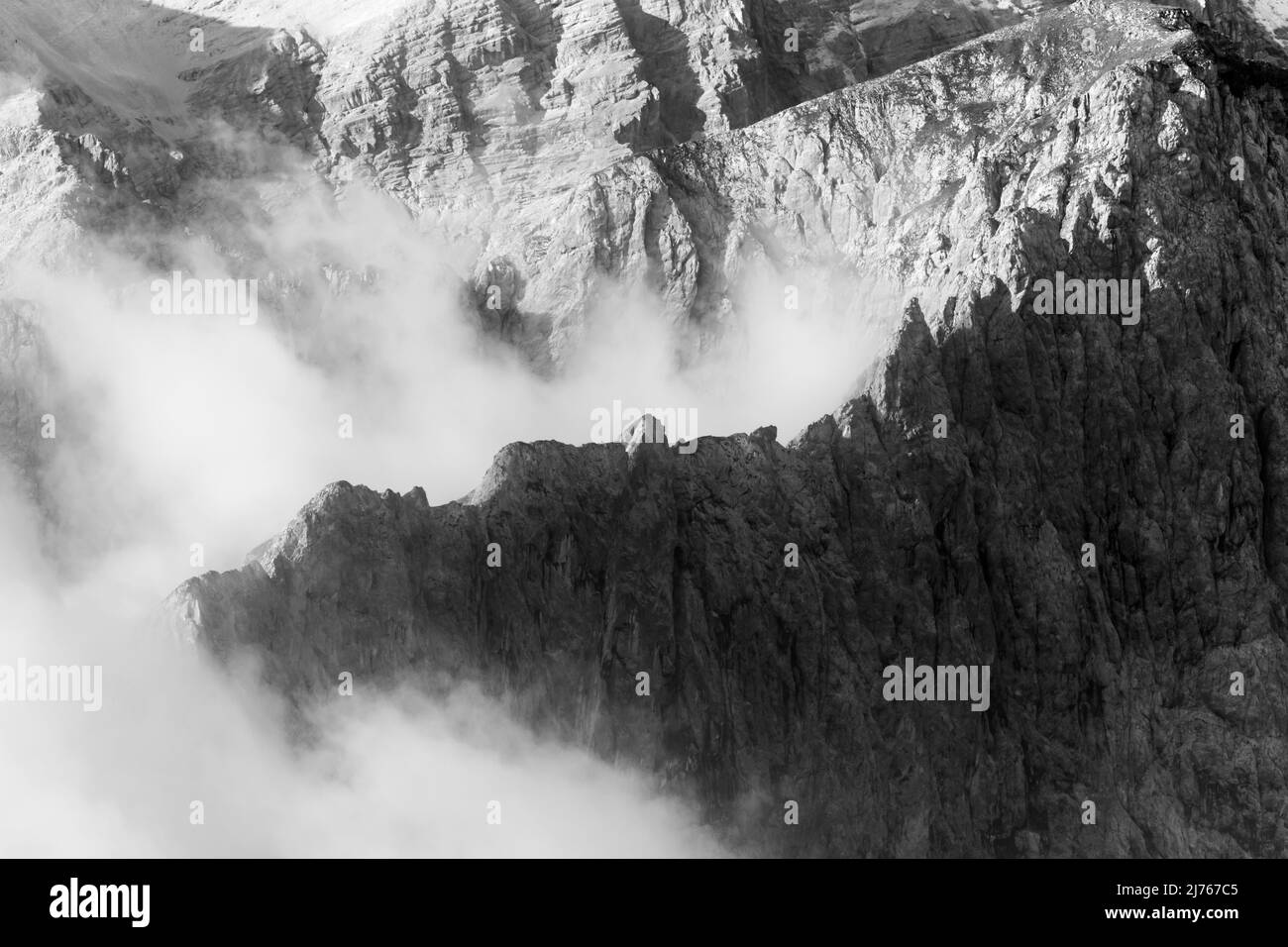 Der Kamm des Ostkarwendelgipfels in Tirol mit Wolken Stockfoto