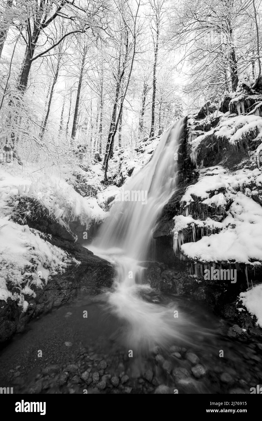 Der Wasserfall am Kesselberg, Kesselbergfall im Winter mit Schnee und Eis mit seinem klaren Wasser von Walchensee bis Kochelsee. Stockfoto
