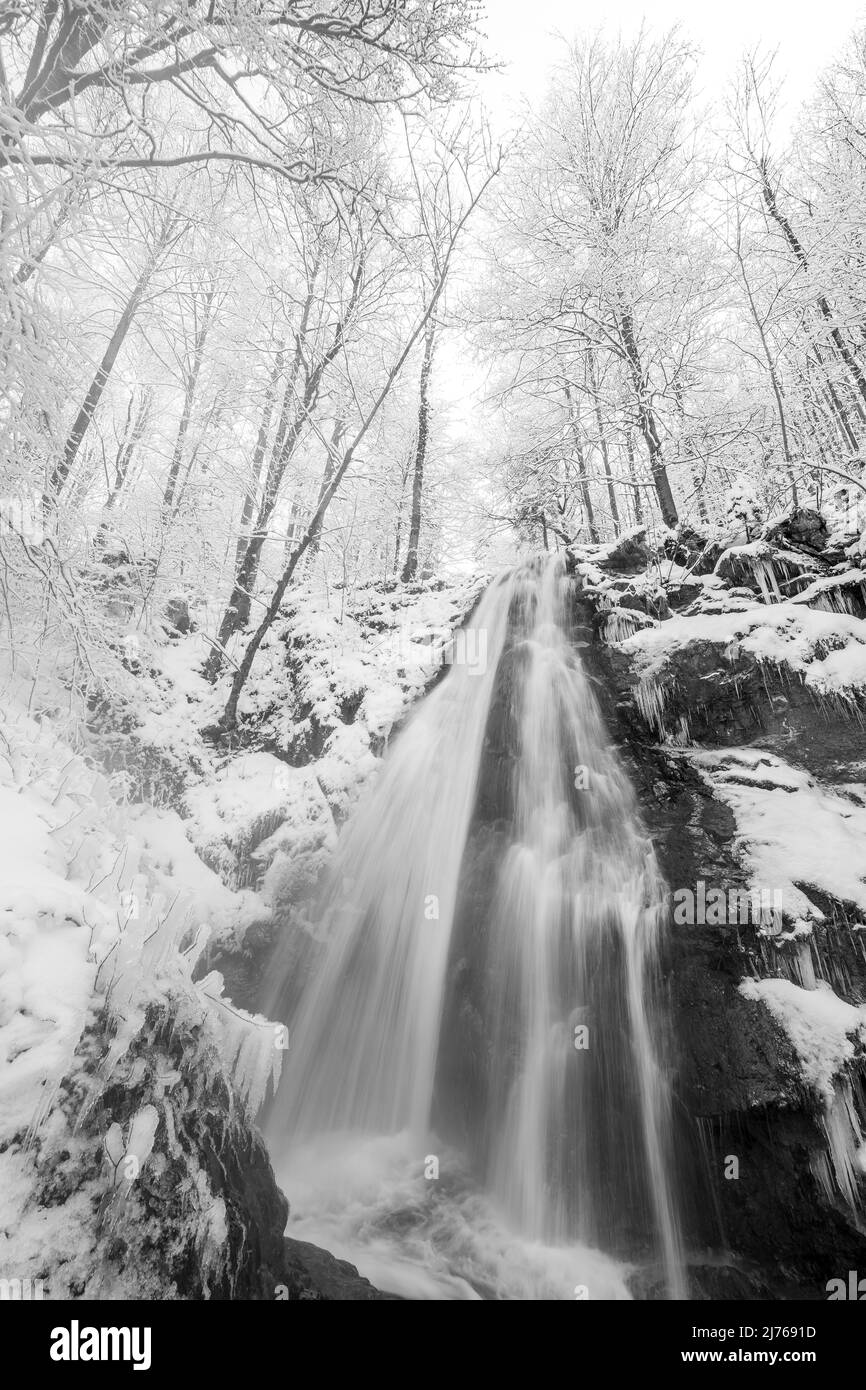 Der Wasserfall am Kesselberg, Kesselbergfall im Winter mit Schnee und Eis mit seinem klaren Wasser von Walchensee bis Kochelsee. Stockfoto