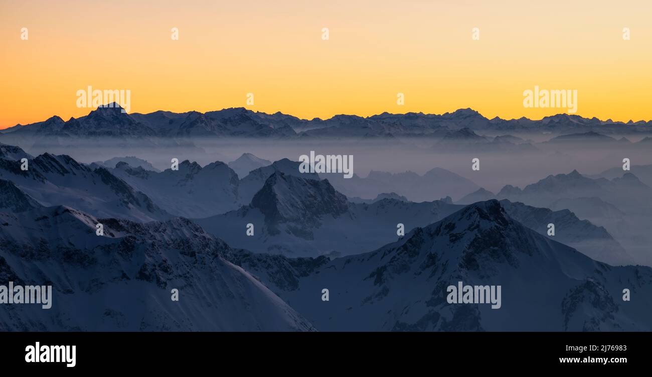 Panorama der Winterberge bei Dämmerung. Lechquellen, Schesaplana und Glarner Alpen mit Tödi. Österreich, Schweiz Stockfoto
