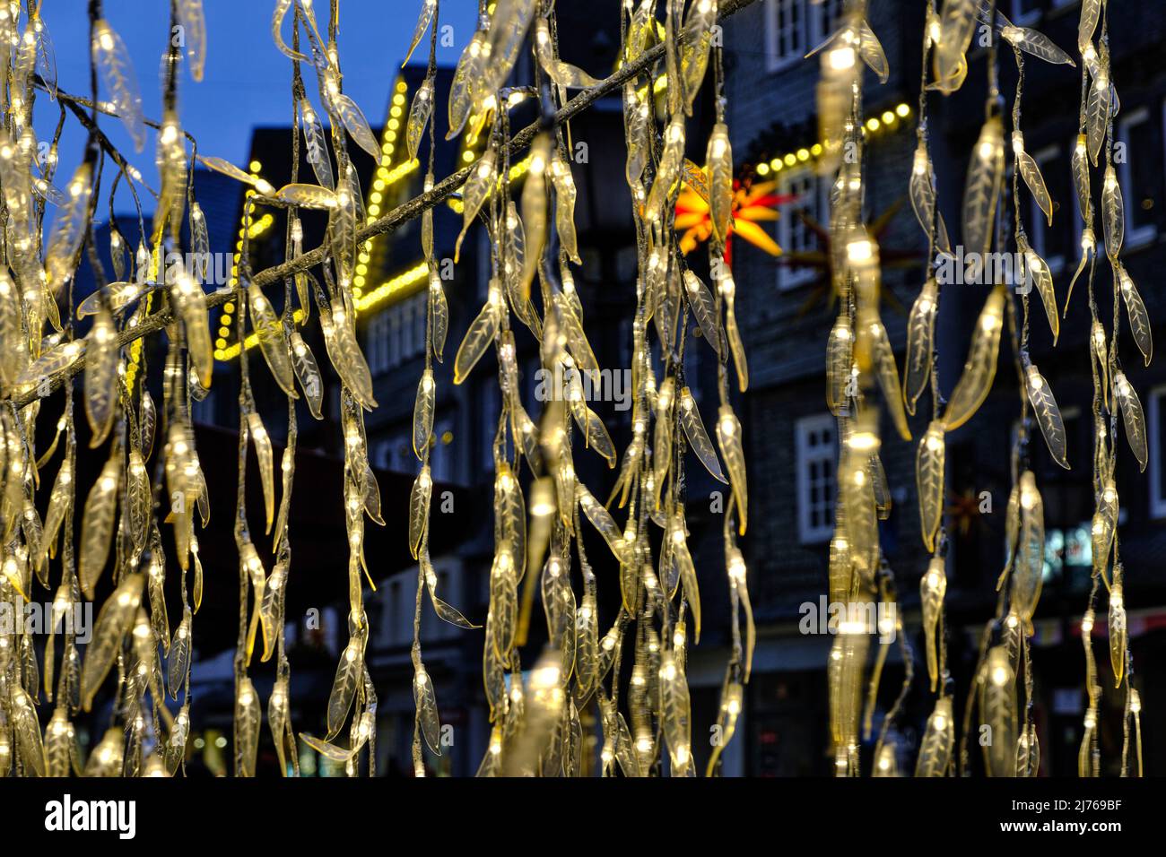 Europa, Deutschland, Hessen, Stadt Herborn, historische Altstadt, Weihnachten, Weihnachtslichter, Kristallgirlande in der Hauptstraße Stockfoto