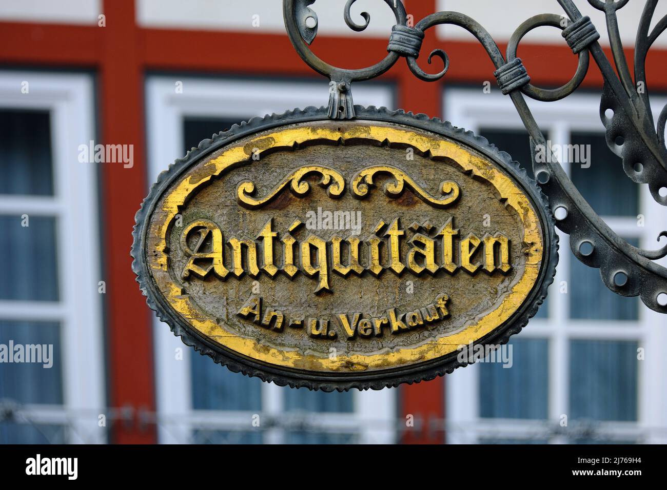 Europa, Deutschland, Hessen, Stadt Herborn, historische Altstadt, Schild auf Fachwerkhaus, 'Antiquitäten'. Stockfoto