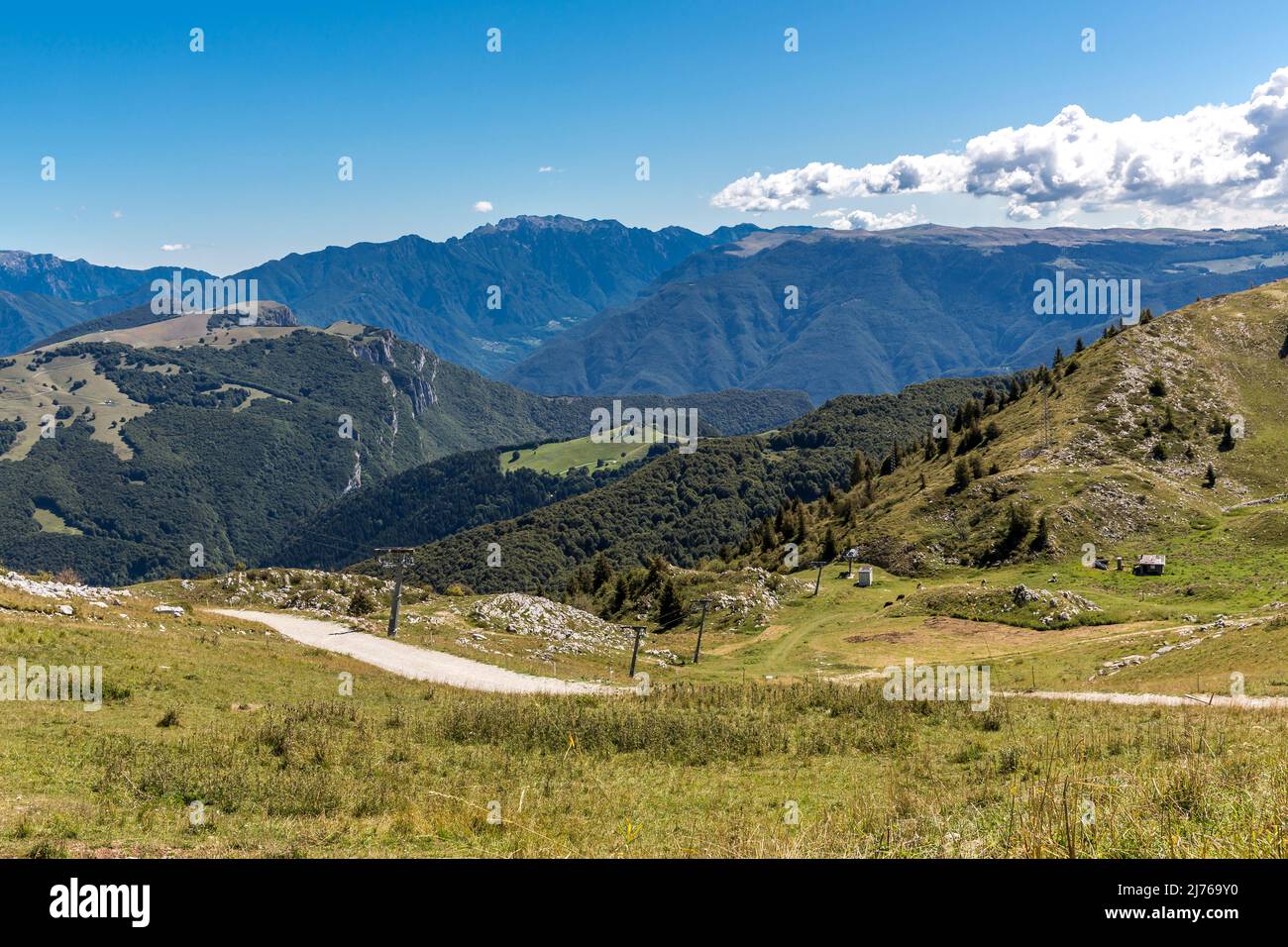 Blick von der Bergstation Monte Baldo auf die Berge, Malcesine, Gardasee, Italien, Europa Stockfoto