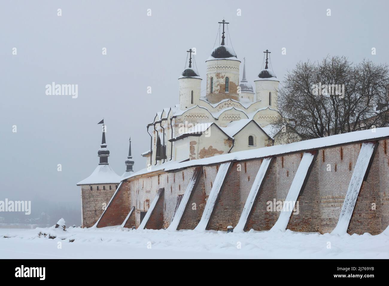 Nebliger Januarmorgen an den Wänden des alten Kirillo-Belozersky Klosters. Region Wologda, Russland Stockfoto