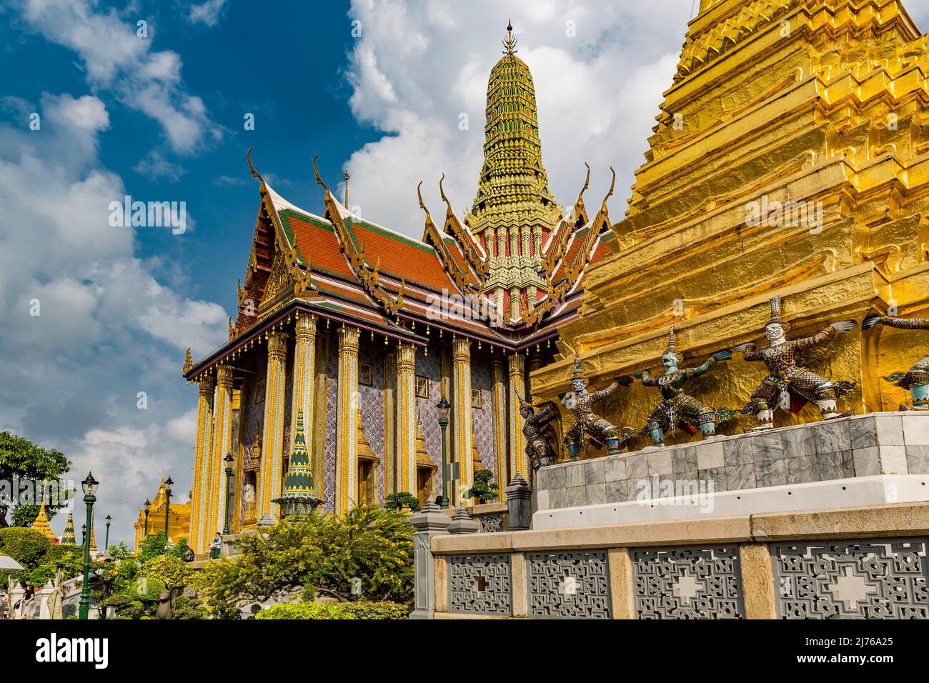 Vergoldete Stupa mit Affen Dämonenfiguren vor dem königlichen Pantheon, Prasat Phra Dhepbidorn, Königspalast, Grand Palace, Wat Phra Kaeo, Tempel des Smaragdbuddhas, Bangkok, Thailand, Asien Stockfoto