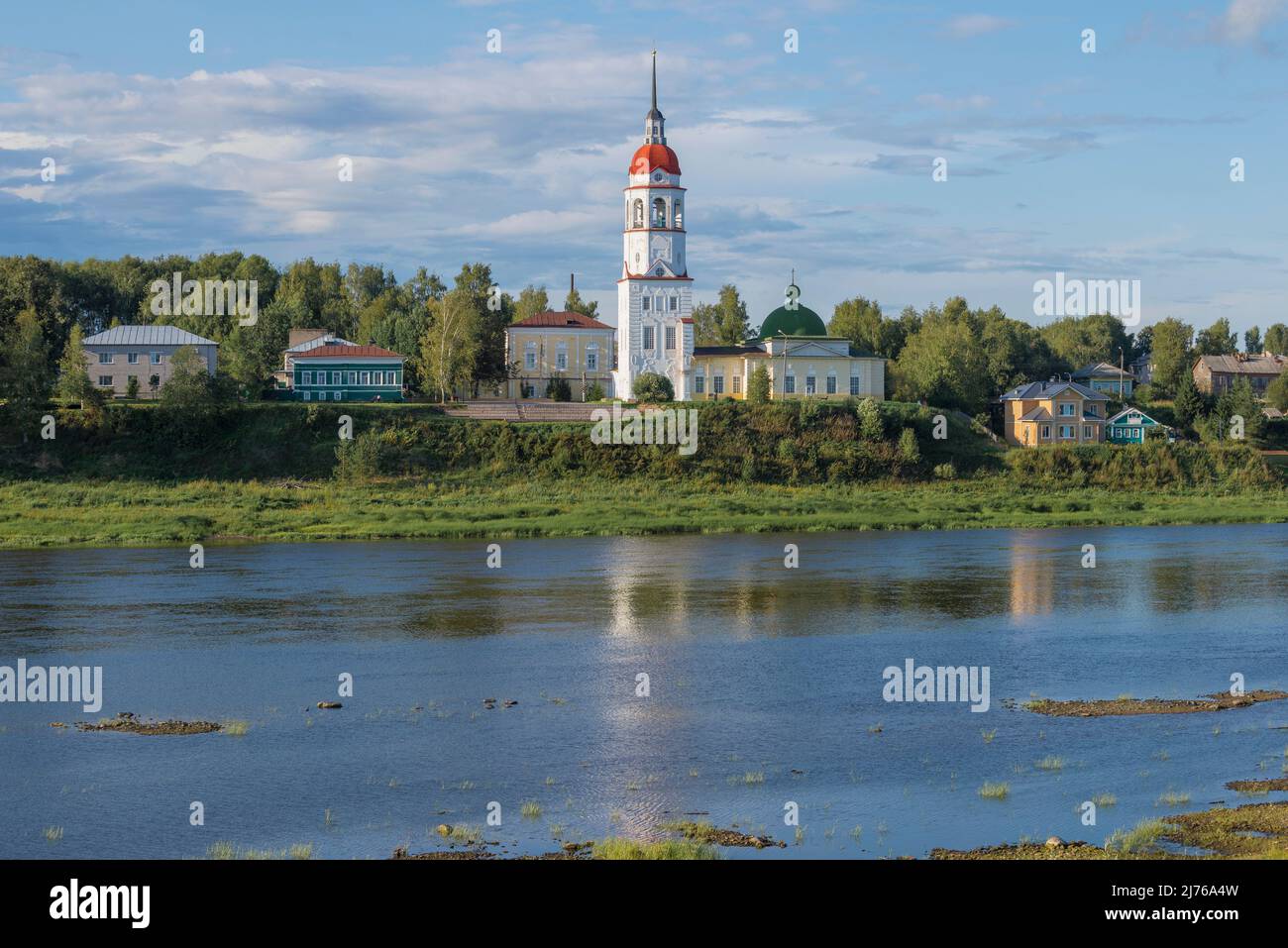 Blick auf den alten Glockenturm und die Mariä-Himmelfahrt-Kirche am Augustabend. Totma. Region Wologda, Russland Stockfoto