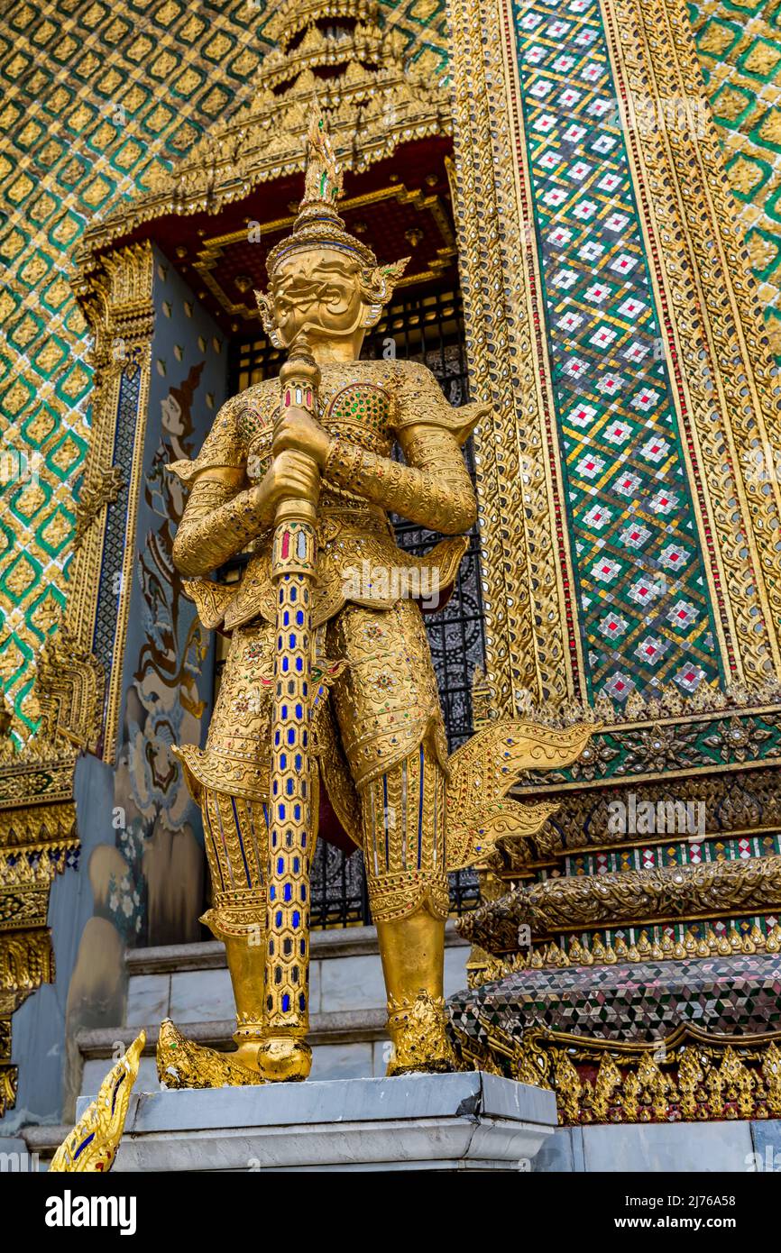 Eingang mit goldenen Hüterfiguren, Yaks, Bibliothek, Phra Mondop, Königspalast, Großer Palast, Wat Phra Kaeo, Tempel des Smaragd-Buddha, Bangkok, Thailand, Asien Stockfoto