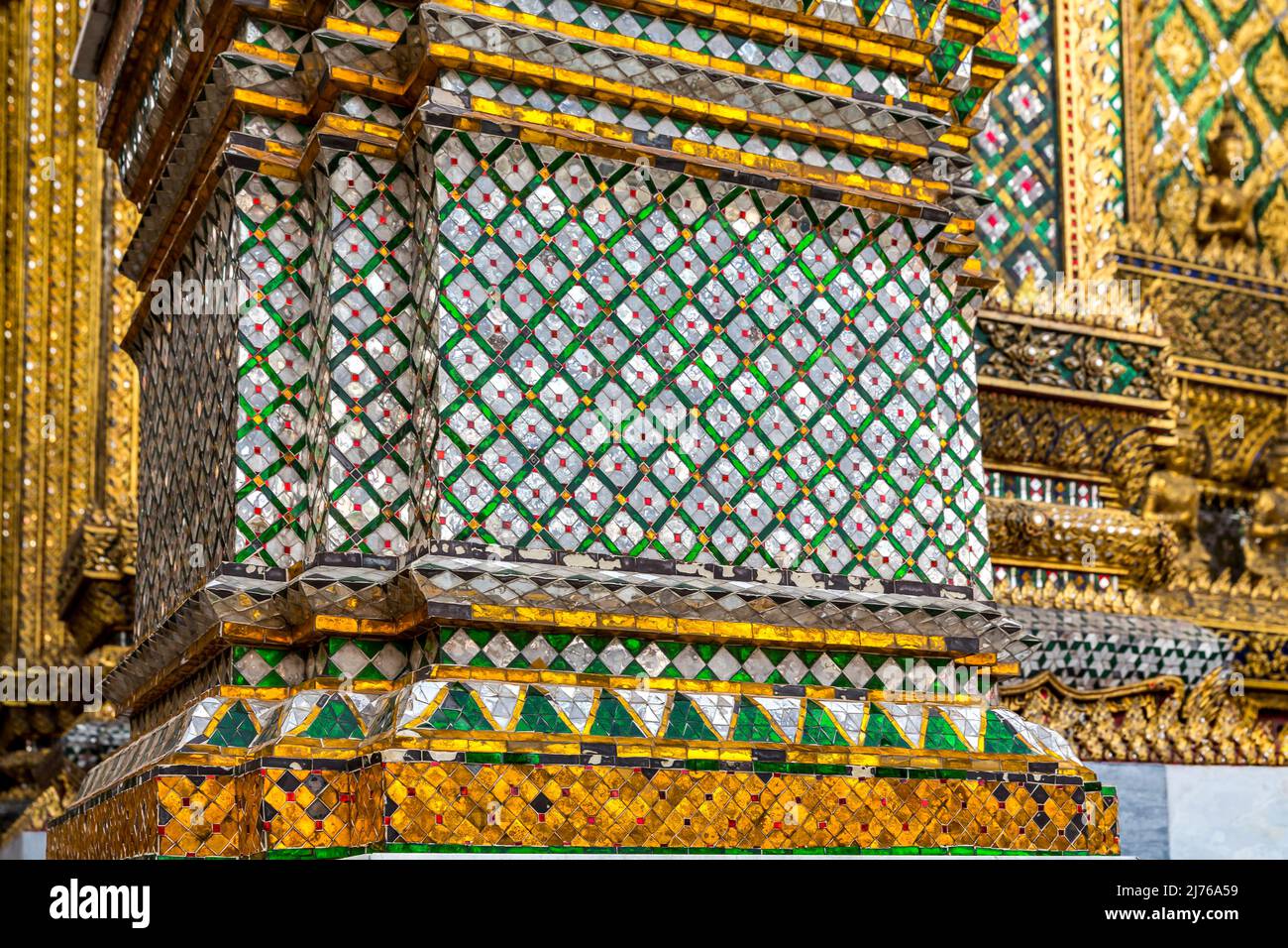 Phra Mondop, farbenfrohe Wanddekorationen der Bibliothek, Königspalast, großer Palast, Wat Phra Kaeo, Tempel des Smaragd-Buddha, Bangkok, Thailand, Asien Stockfoto