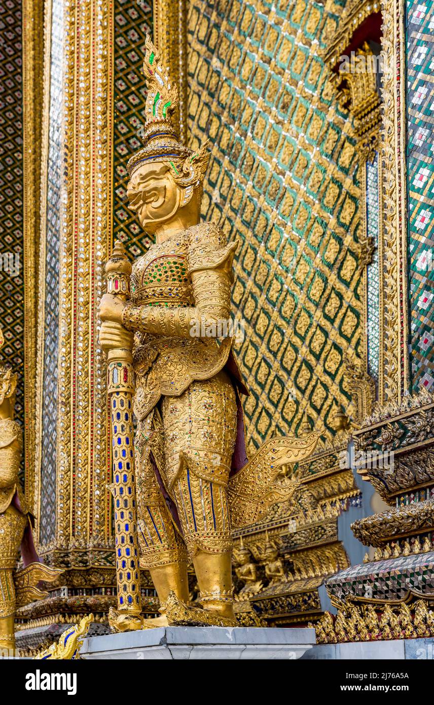 Eingang mit goldenen Hüterfiguren, Yaks, Bibliothek, Phra Mondop, Königspalast, Großer Palast, Wat Phra Kaeo, Tempel des Smaragd-Buddha, Bangkok, Thailand, Asien Stockfoto