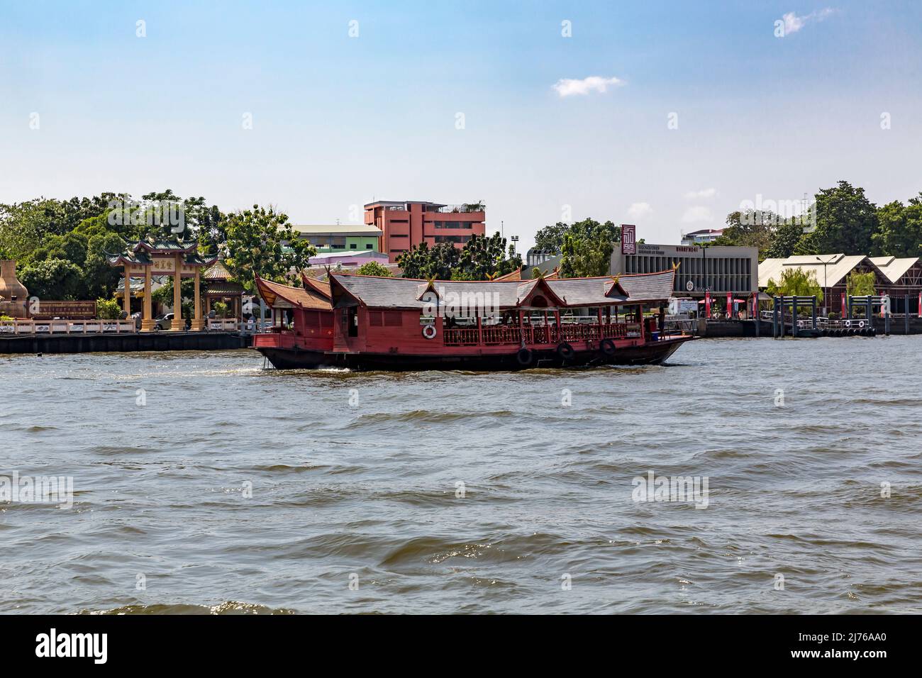 Boot auf dem Chao Phraya Fluss, Skylines, Bangkok, Thailand, Asien Stockfoto