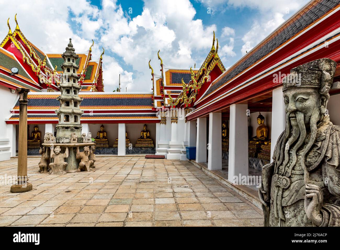 Innenhof mit Tha, chinesischen Pagoden und Granitskulpturen, Pavillon mit sitzenden Buddha-Skulpturen, Tempelkomplex Wat Pho, Tempel des Reclining Buddha, Bangkok, Thailand, Asien Stockfoto