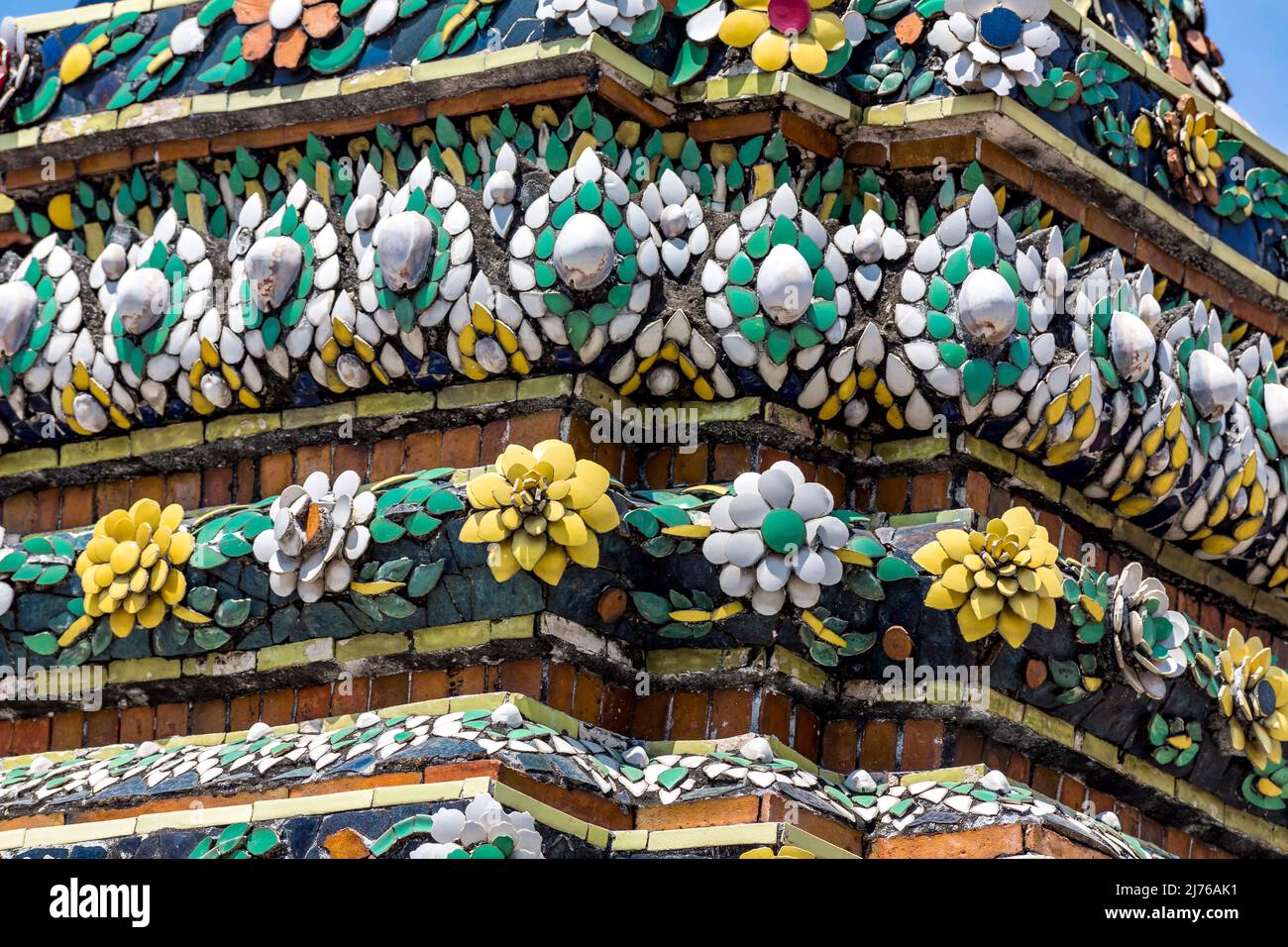 Mosaikdekorationen, Chedis, Tempelkomplex Wat Pho, Tempel des liegenden Buddha, Bangkok, Thailand, Asien Stockfoto