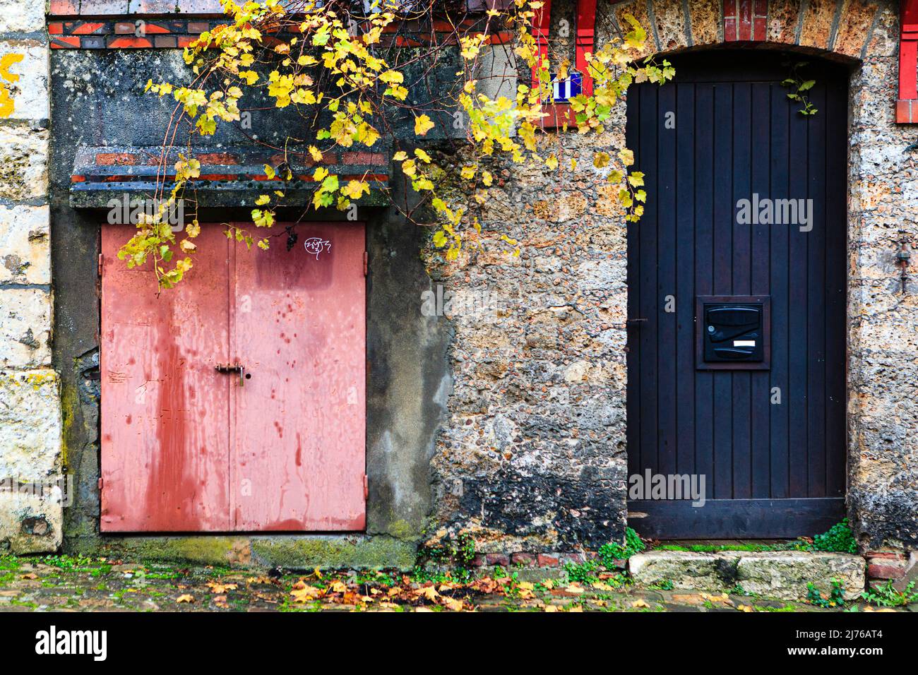 Fassade und Türen eines alten Gebäudes in Chartres, Departement Eure-et-Loir, Frankreich Stockfoto